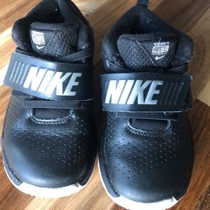Nike Team Hustle Boys Shoes Black Size 9